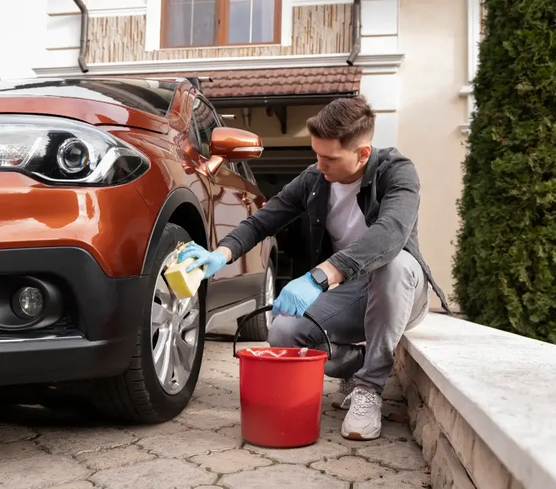 Lavage auto à domicile Mas-d'Auvignon : professionnel intervenant sur un véhicule